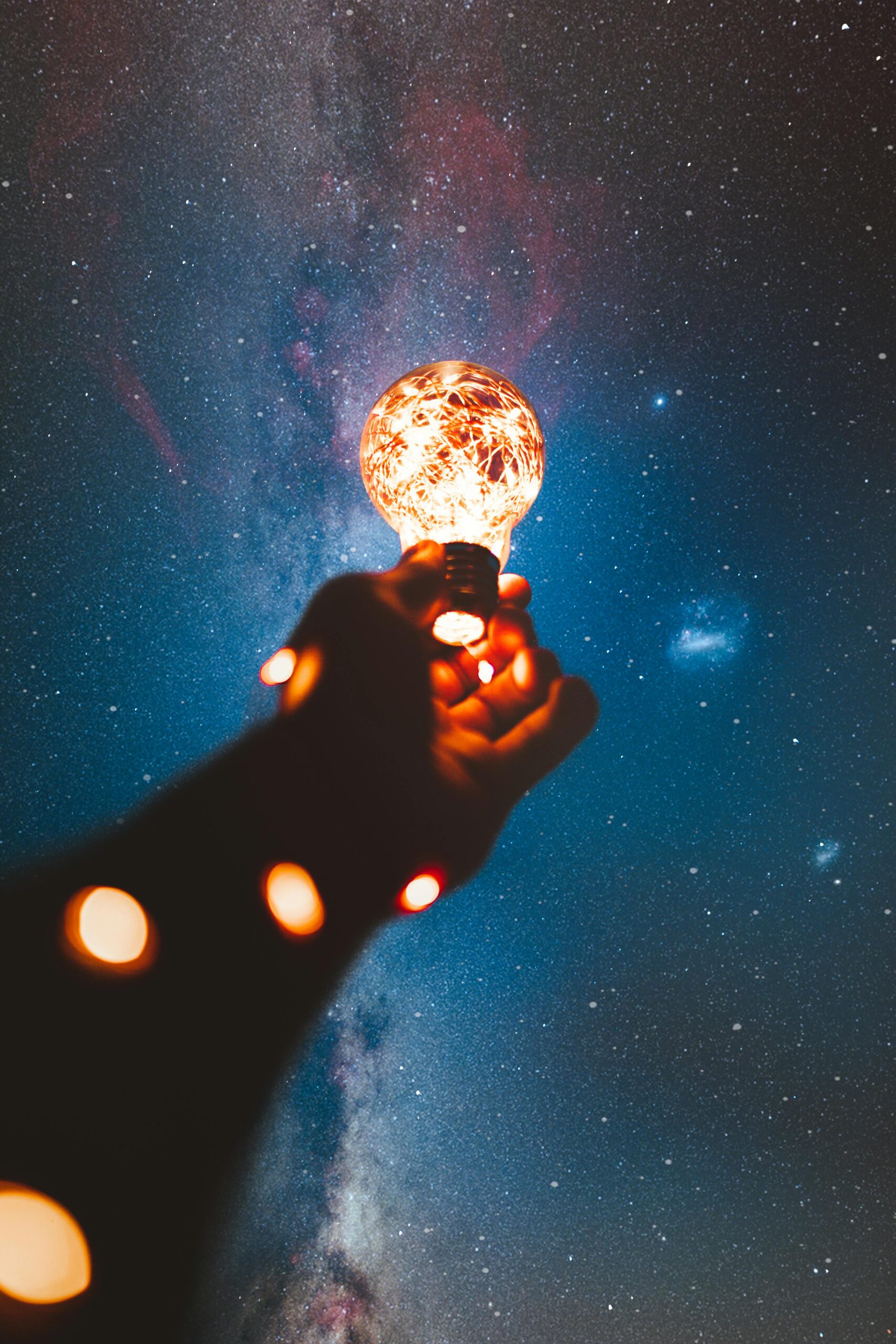 Astrofísicos hallan un quinto punto de luz en la galaxia HerS-3, revelando un enorme halo de materia oscura invisible frente a ella.