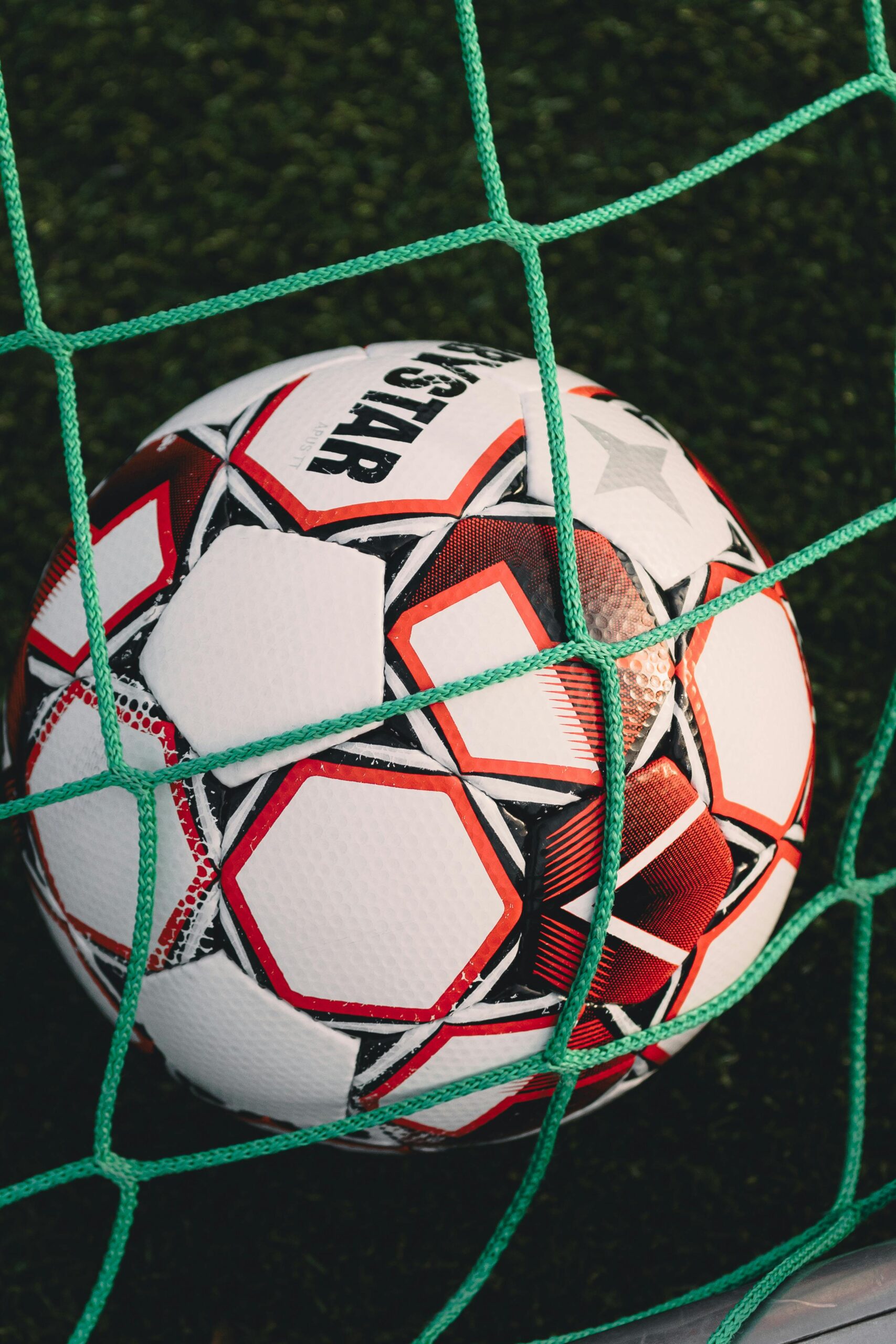 Un enjambre de abejas obligó a jugadores, árbitros y público a tirarse al suelo en un partido en Babati, Tanzania; tras minutos, el juego continuó.