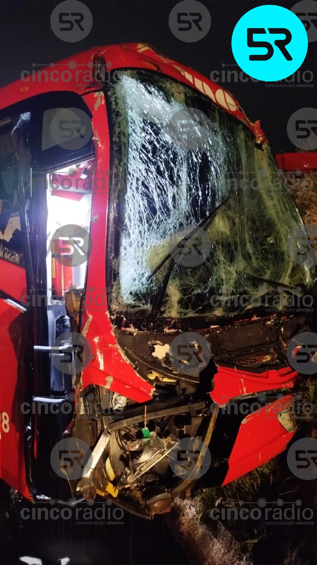 Un transporte de personal de Audi chocó contra un torton en la Amozoc–Perote; el conductor quedó prensado y autoridades atienden la emergencia.