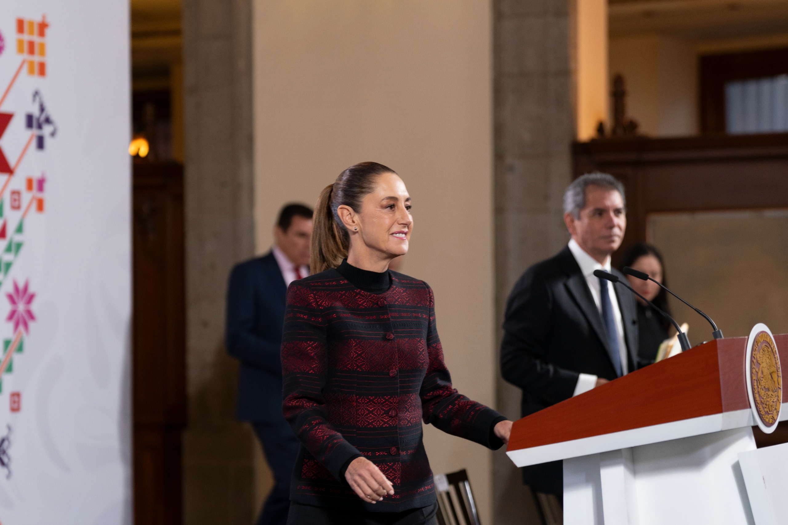 La Presidenta Claudia Sheinbaum destacó la confianza ciudadana y la recaudación récord de 4.6 billones de pesos en 2025.