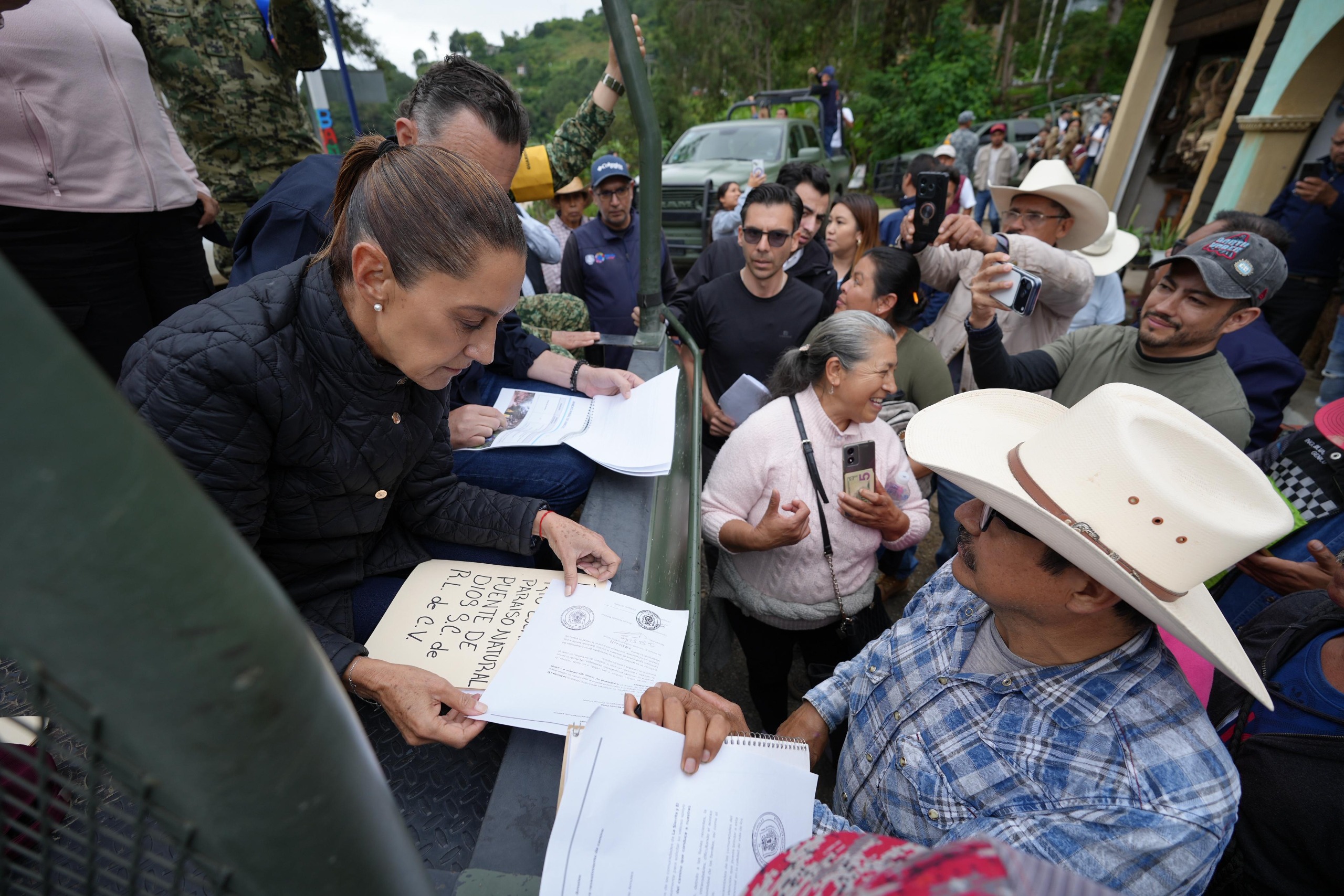 La presidenta de México encabezó recorridos en Puente de Dios, donde la Sedena aplica el Plan DN-III-E, y anunció el despliegue de 3 mil servidores de la nación para atender a familias afectadas por las lluvias.