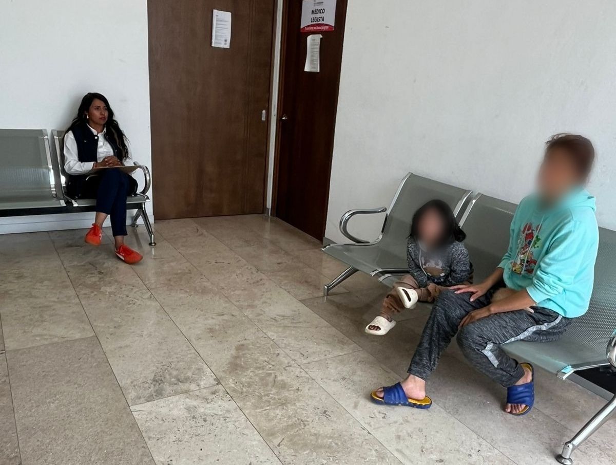 Coronango, Pue.– La tarde de este lunes, autoridades de la Comisaría de Seguridad Pública y Vialidad Municipal de Coronango informaron la localización de Yaretzi “N”, una niña de 4 años que había sido reportada como desaparecida. De acuerdo con la corporación, la menor fue encontrada en inmediaciones del Tepeyac, y tras realizar los procedimientos correspondientes, fue entregada sana y salva a sus familiares. Las autoridades municipales agradecieron la colaboración ciudadana que permitió ubicar a la menor con prontitud, reiterando su compromiso de actuar con rapidez ante cualquier emergencia. Asimismo, recordaron que la población puede comunicarse a los números 22 25 11 12 13 y 22 25 11 13 08 para reportar cualquier situación relacionada con la seguridad en el municipio.