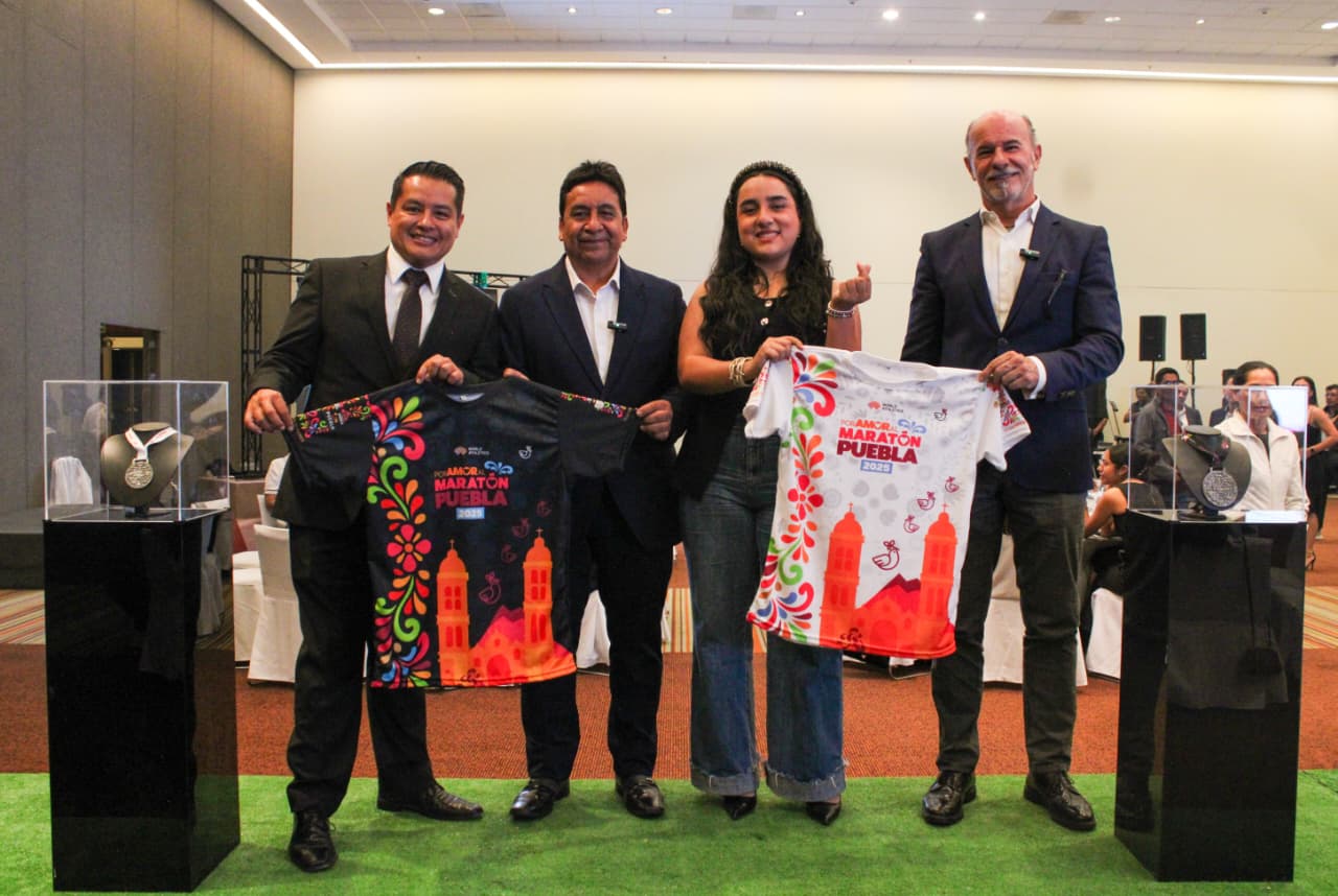 José Manuel Vázquez Cabrera, presidente de la Asociación Poblana de Atletismo, presentó la playera y medalla oficiales de la edición 2025.