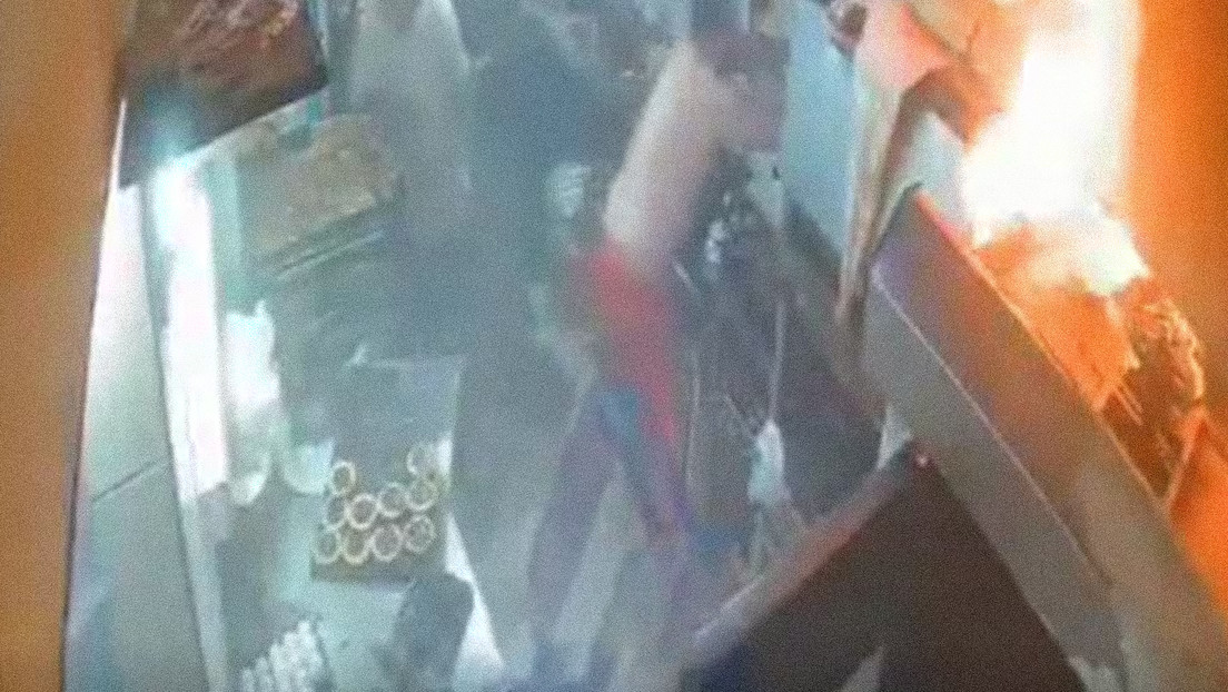 Tres trabajadores resultaron heridos tras la explosión de un horno en una rosticería; permanecen hospitalizados mientras investigan el incidente.