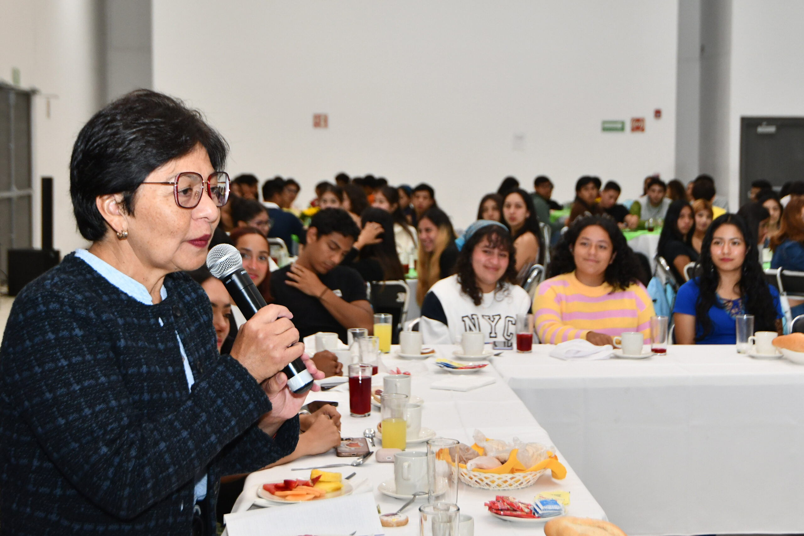 La rectora Lilia Cedillo se reunió con más de 200 deportistas de la BUAP para promover la disciplina, el esfuerzo y el orgullo universitario.