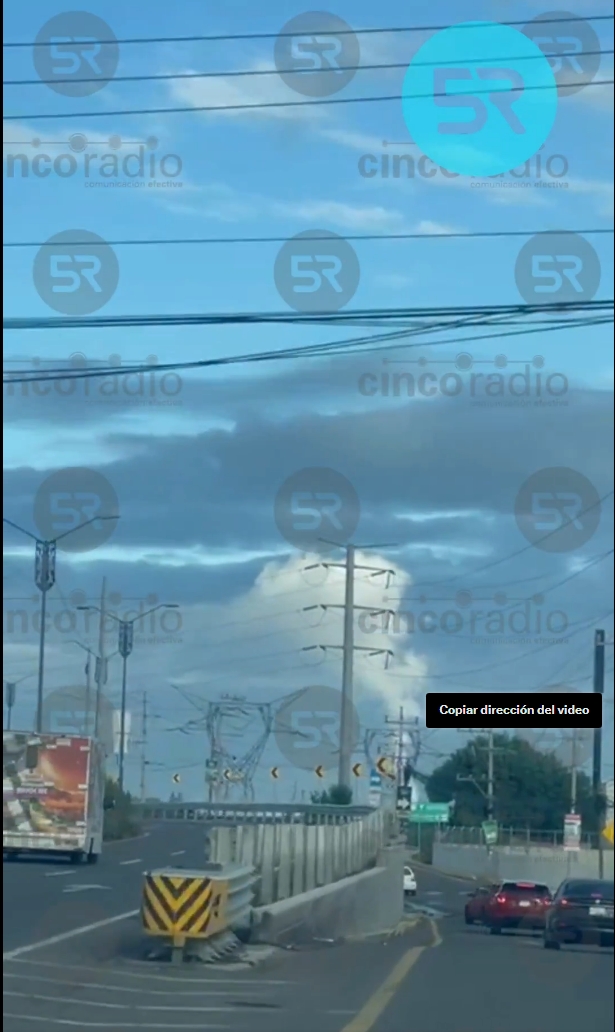 Nube de humo en la Autopista México-Puebla, a la altura de Xoxtla, fue vapor de agua liberado por una empresa; autoridades confirman que no hay riesgo.