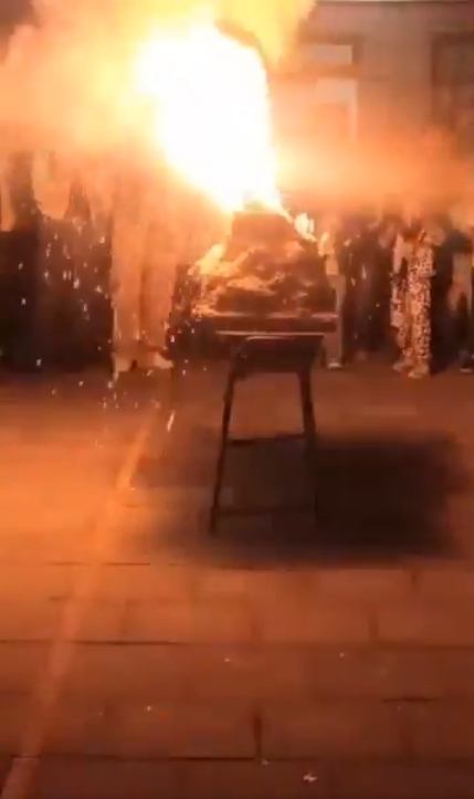 Un experimento escolar que simulaba una erupción volcánica generó una gran explosión; entre los heridos se encuentra una niña pequeña.