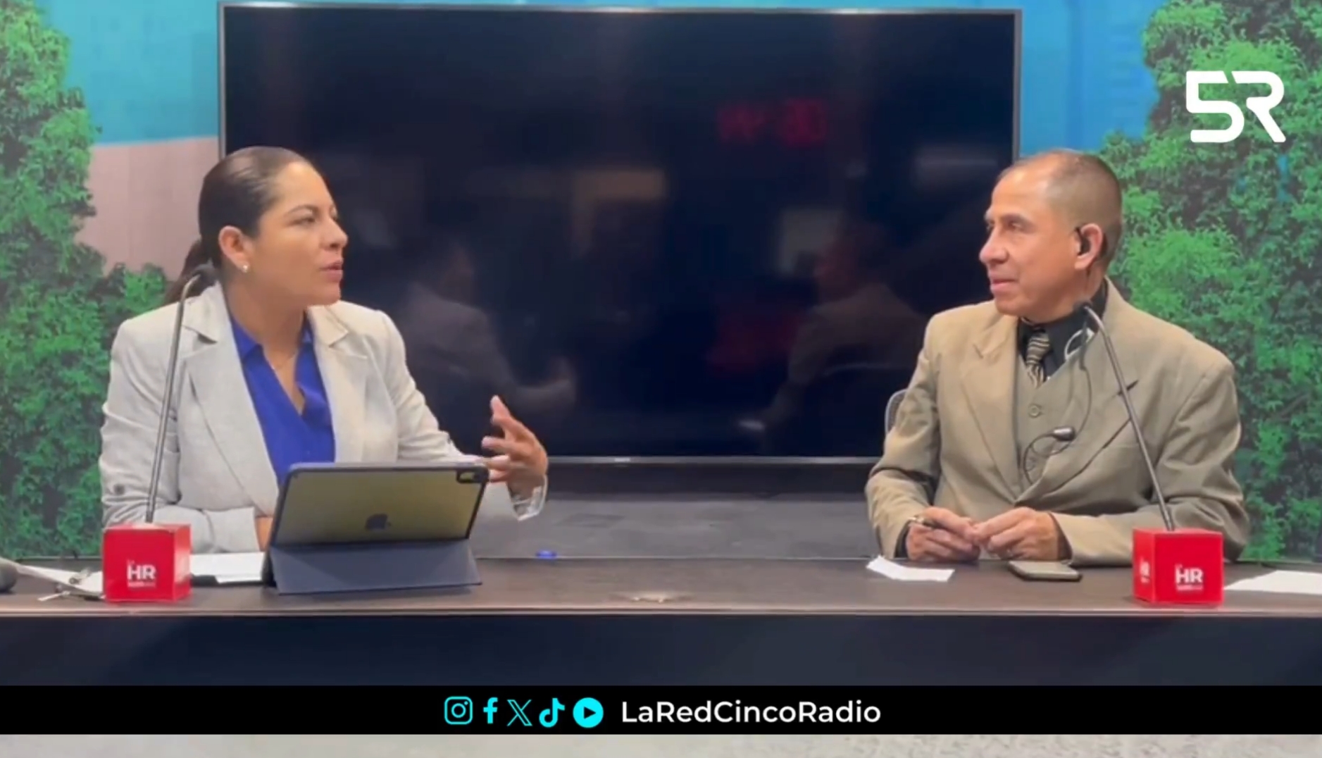Durante la entrevista, destacó logros en seguridad, atención ciudadana y fortalecimiento institucional, además de invitar a la ciudadanía al evento cultural.