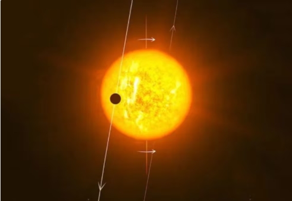 TOI-4507 b sorprende por combinar gran tamaño, ligereza atmosférica y una trayectoria inusual en torno a su joven estrella (ESO/L. Calçada)