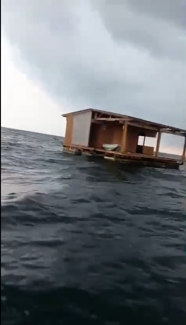 El negocio de Tuxpan fue arrastrado por el río durante la crecida del viernes y sorprendió al aparecer completo en Alvarado, Veracruz.