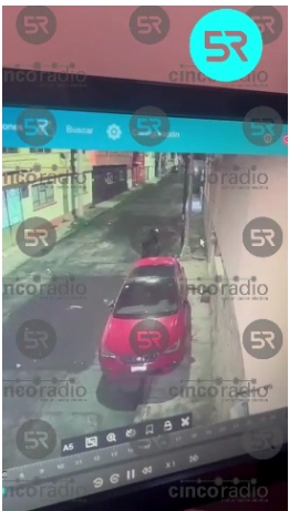 Una cámara de videovigilancia captó el momento en que un sujeto empuja un carrito de supermercado con el cuerpo de una mujer y lo abandona en la calle Tamaulipas.