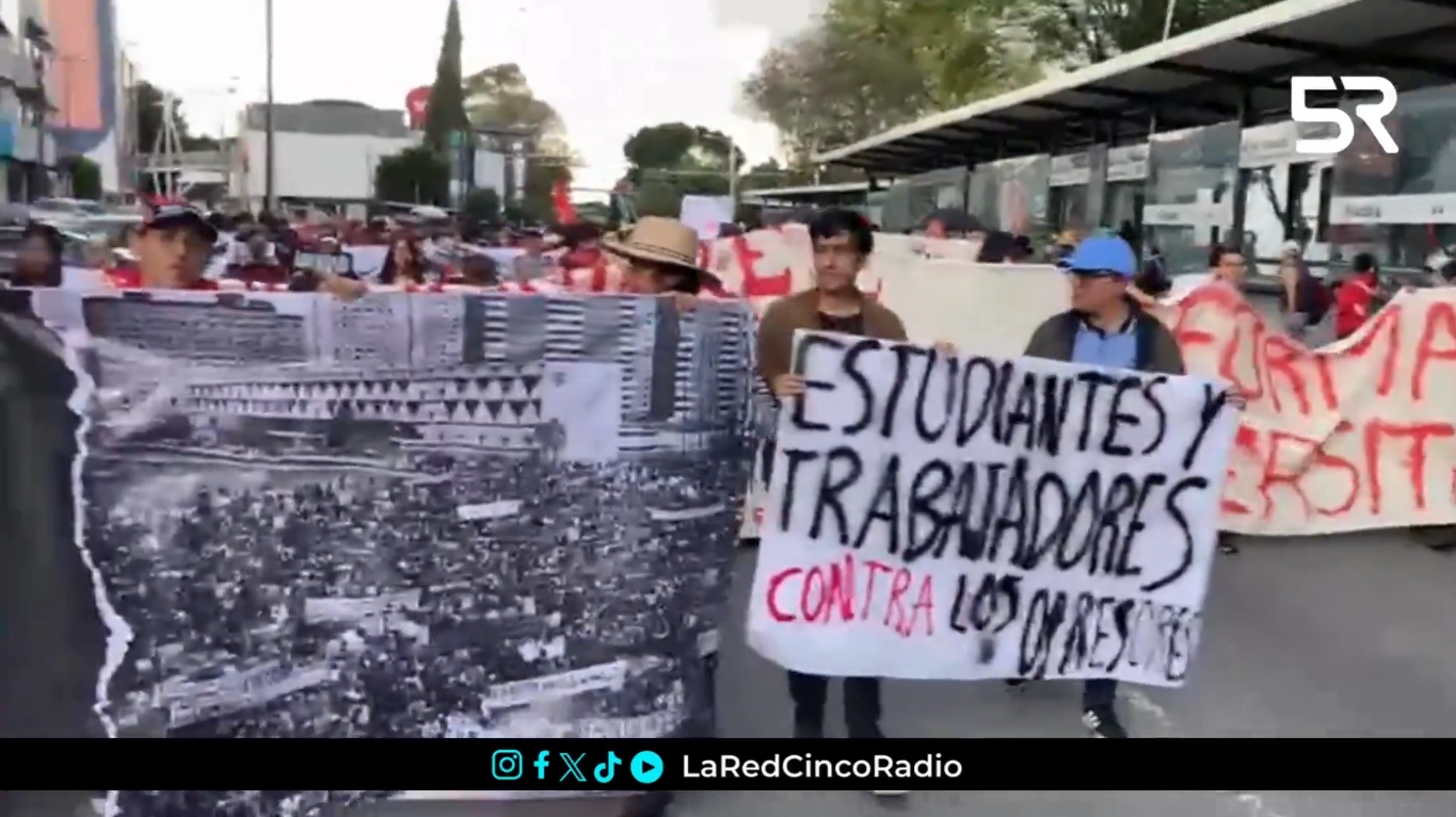 La manifestación pacífica reunió a estudiantes y colectivos que recordaron a las víctimas del 2 de octubre con consignas, mantas y actividades culturales en el centro de Puebla.