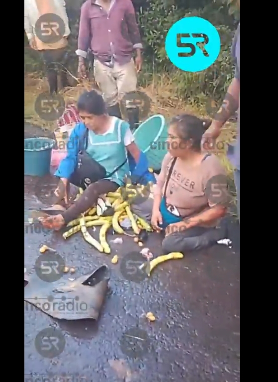 La tarde del 2 de octubre, dos mujeres resultaron lesionadas tras la volcadura de un mototaxi en San Juan Amecac; policías atendieron la emergencia.