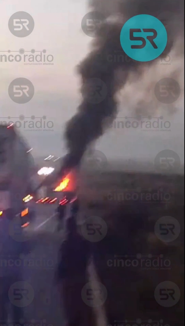 Accidente en el Arco Norte, sentido a Puebla: dos tráileres chocan e incendian. Autoridades y bomberos atienden la emergencia; posibles víctimas.