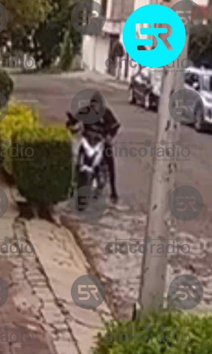 Cámaras captan robo de motocicleta en la colonia Anzures, Puebla