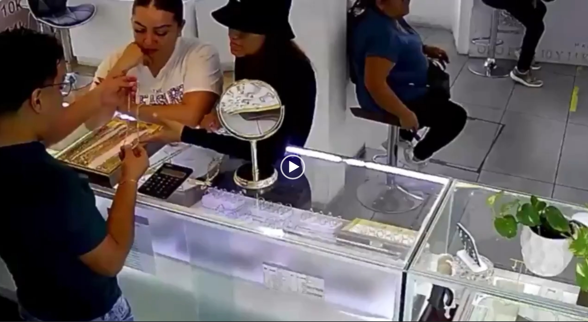 Dos mujeres distrajeron a un vendedor del Centro Joyero de Oriente en el Centro Histórico para robar una cadena de oro valuada en 50 mil pesos.