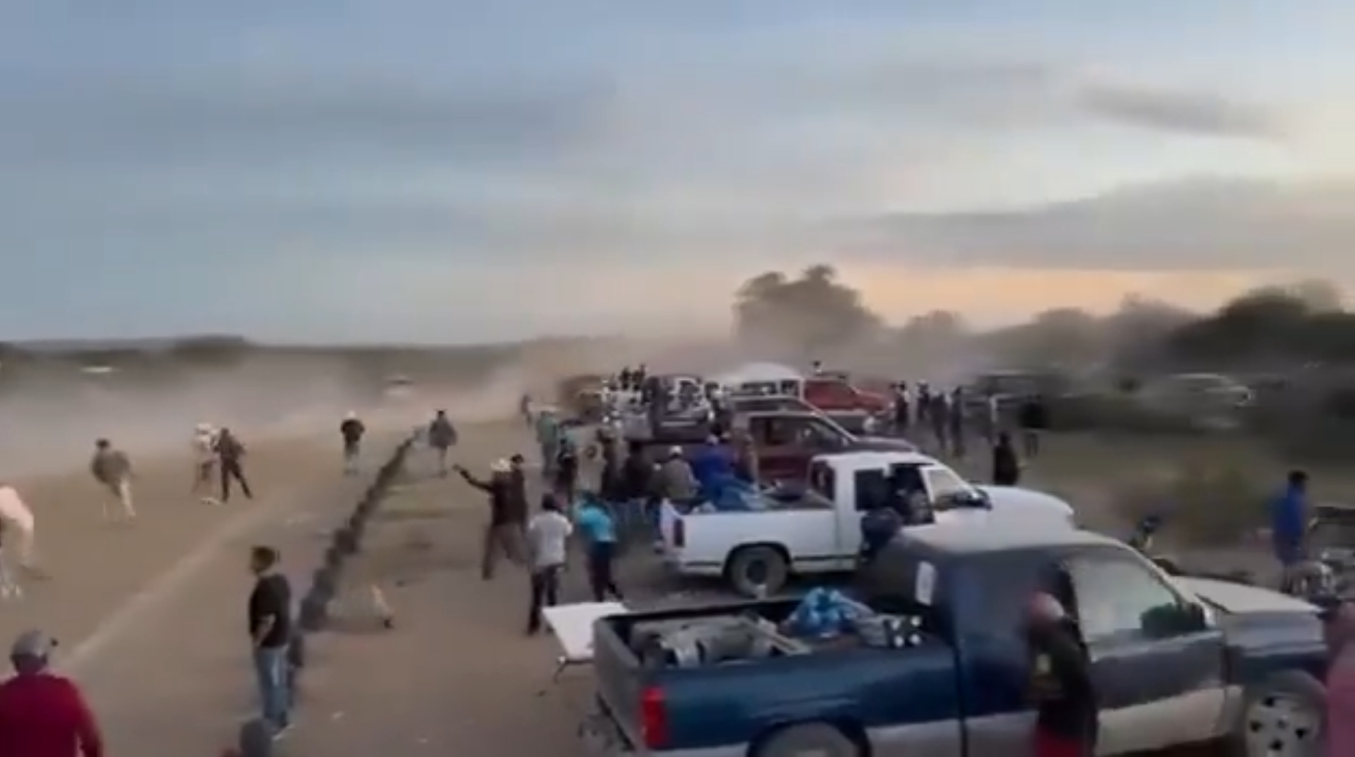 Una camioneta Chevrolet Tahoe negra atropelló a dos personas en la final de fútbol en El Garabatillo; el conductor se dio a la fuga.