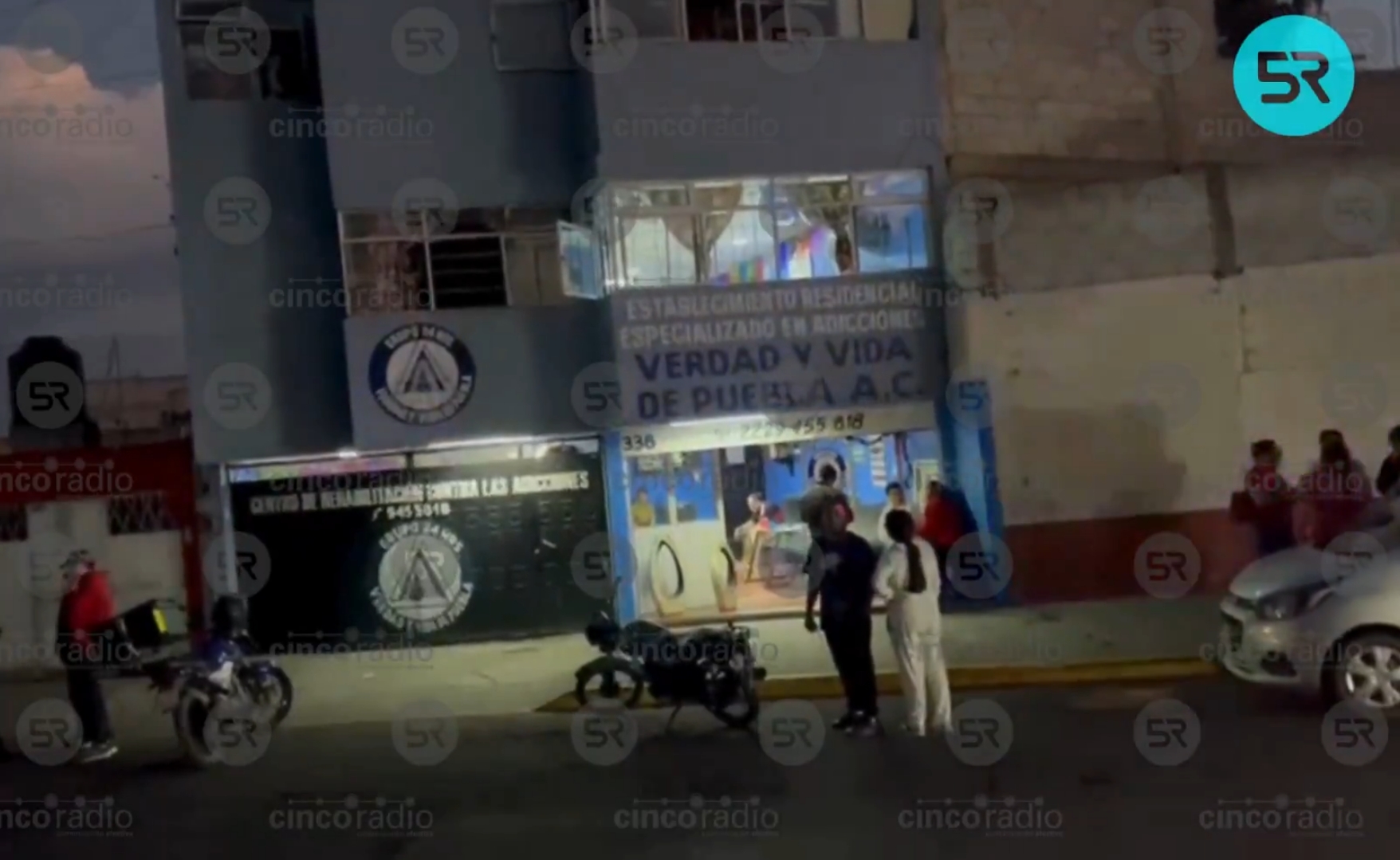 Un hombre de 38 años murió dentro del anexo ubicado en Diagonal Defensores de la República, Puebla; la FGE y SEMEFO investigan presuntos golpes.