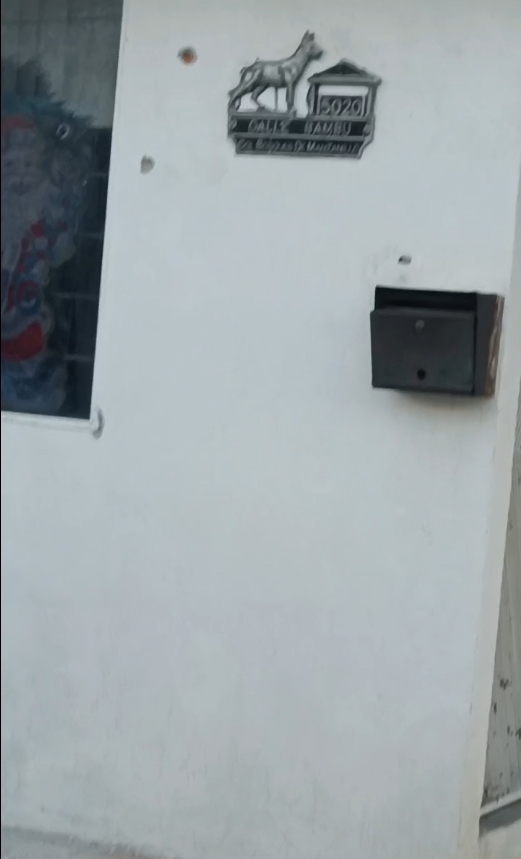 Una casa en la calle Bambú recibió más de 30 impactos de arma de fuego; la policía municipal acudió al lugar sin hallar personas lesionadas.