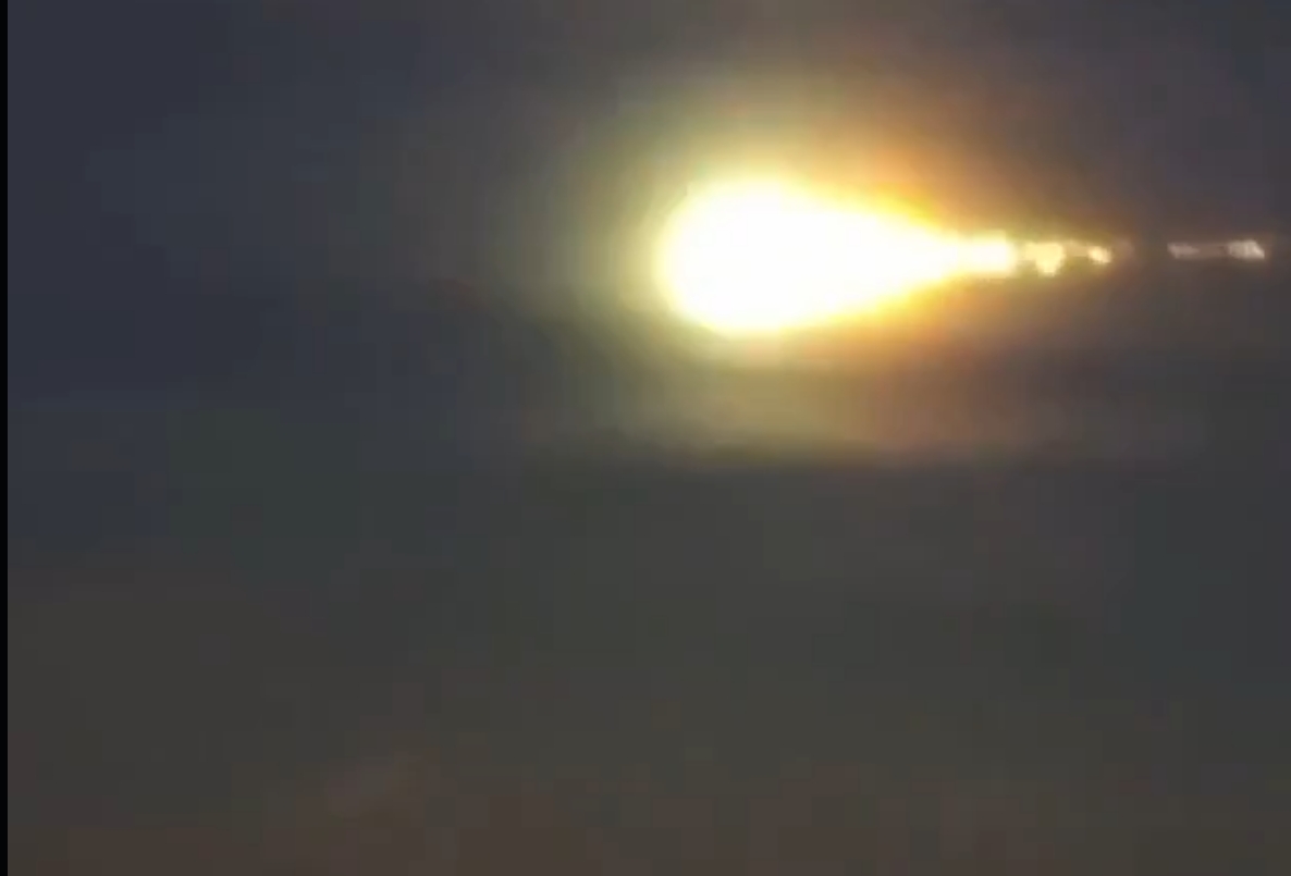 Una esfera luminosa cruzó el cielo ruso antes del amanecer, desintegrándose en chispas y generando teorías sobre su origen.