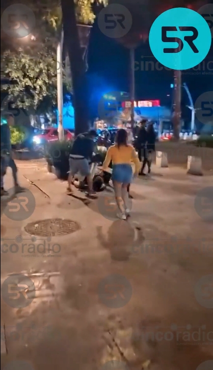 Testigos reportaron la agresión colectiva a un hombre tras una discusión; se difundieron videos del ataque en redes sociales.