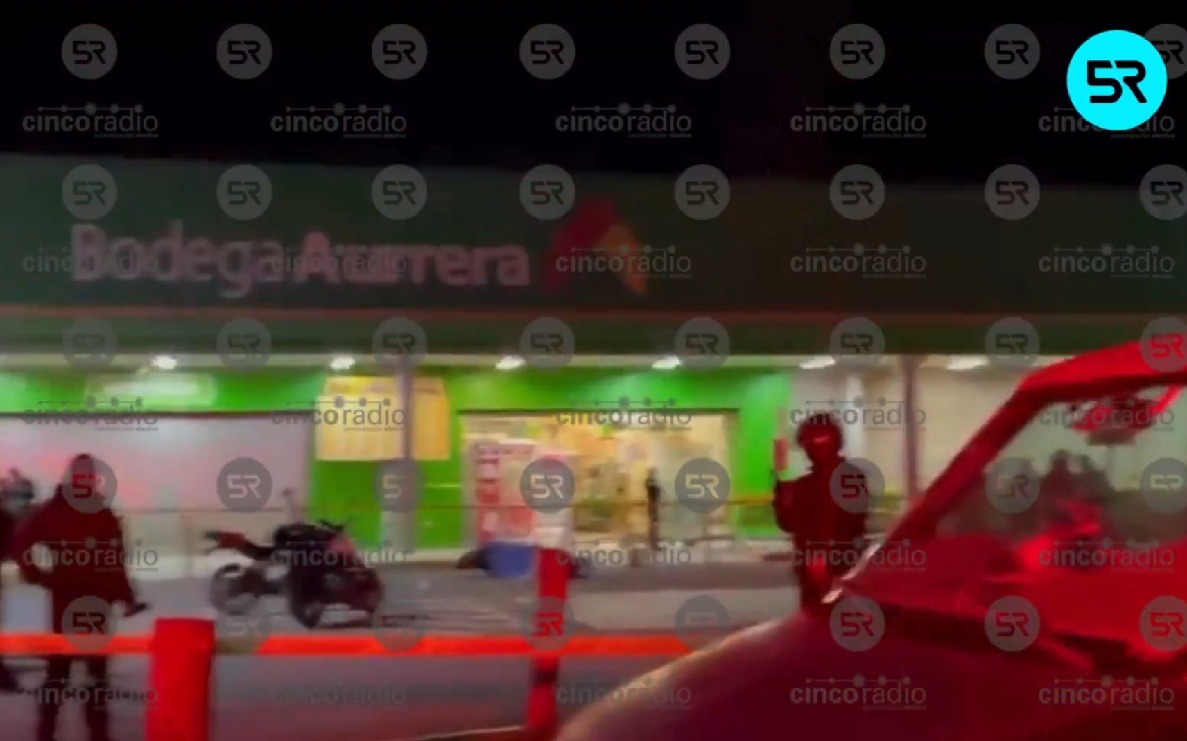 Un hombre fue atacado a balazos cuando se estacionaba frente a una Bodega Aurrerá en San Martín Texmelucan; recibió al menos cinco impactos.