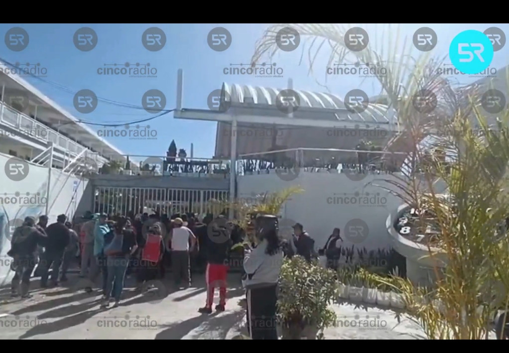Fuertes ráfagas de viento provocaron que un techo de lámina se desprendiera en la secundaria Melchor Ocampo, dejando seis estudiantes heridos.