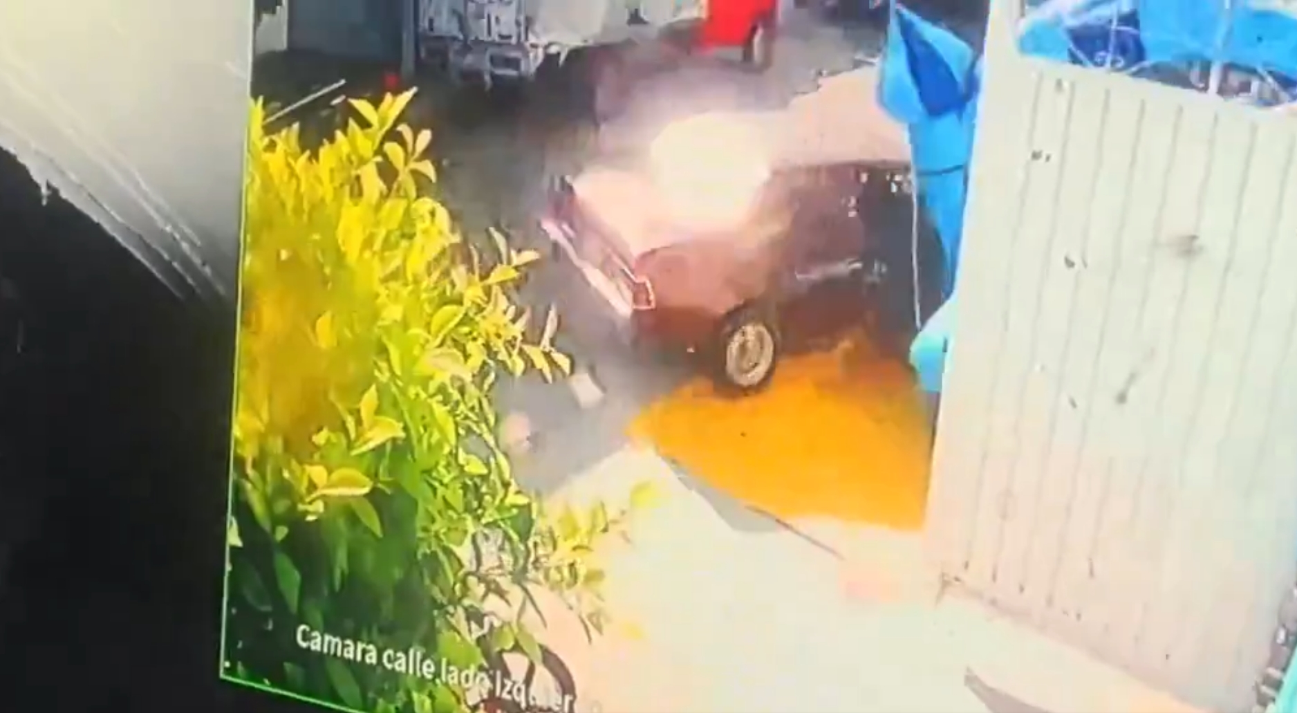 Un auto a gran velocidad chocó contra un inflable infantil que bloqueaba una calle en San Agustín, Chimalhuacán; por fortuna no había niños presentes.