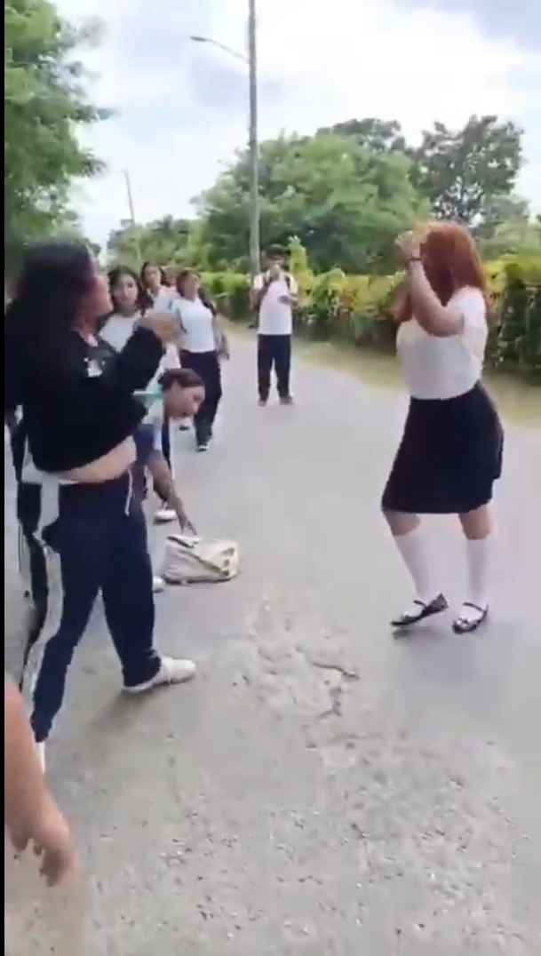 Estudiantes del CECyTE se agarran a golpes en Dos Montes, Centro