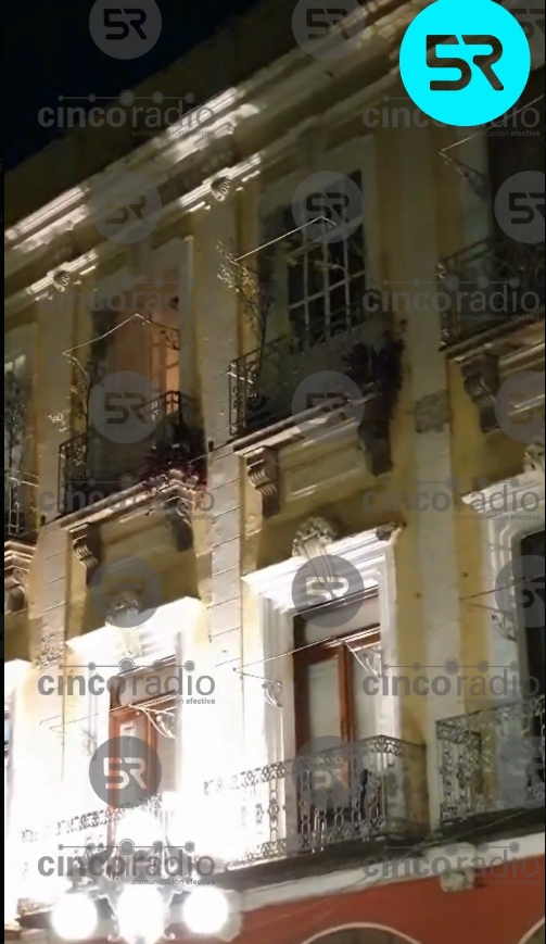 Un mono araña fue visto trepando un edificio del Portal Iturbide, en pleno Centro Histórico de Puebla; autoridades aún no confirman su rescate.
