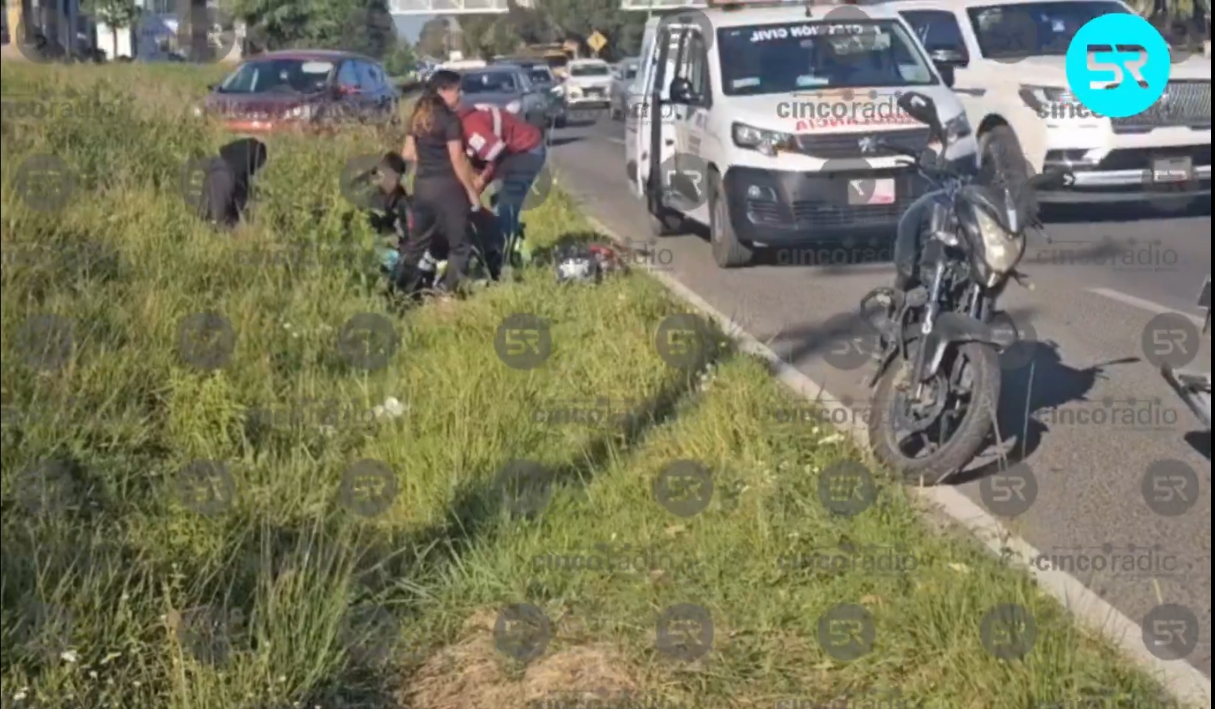 Accidente vial en la Recta a Cholula, a la altura de Tapanko, deja a una mujer grave y un hombre con lesiones leves; Protección Civil atiende la emergencia.