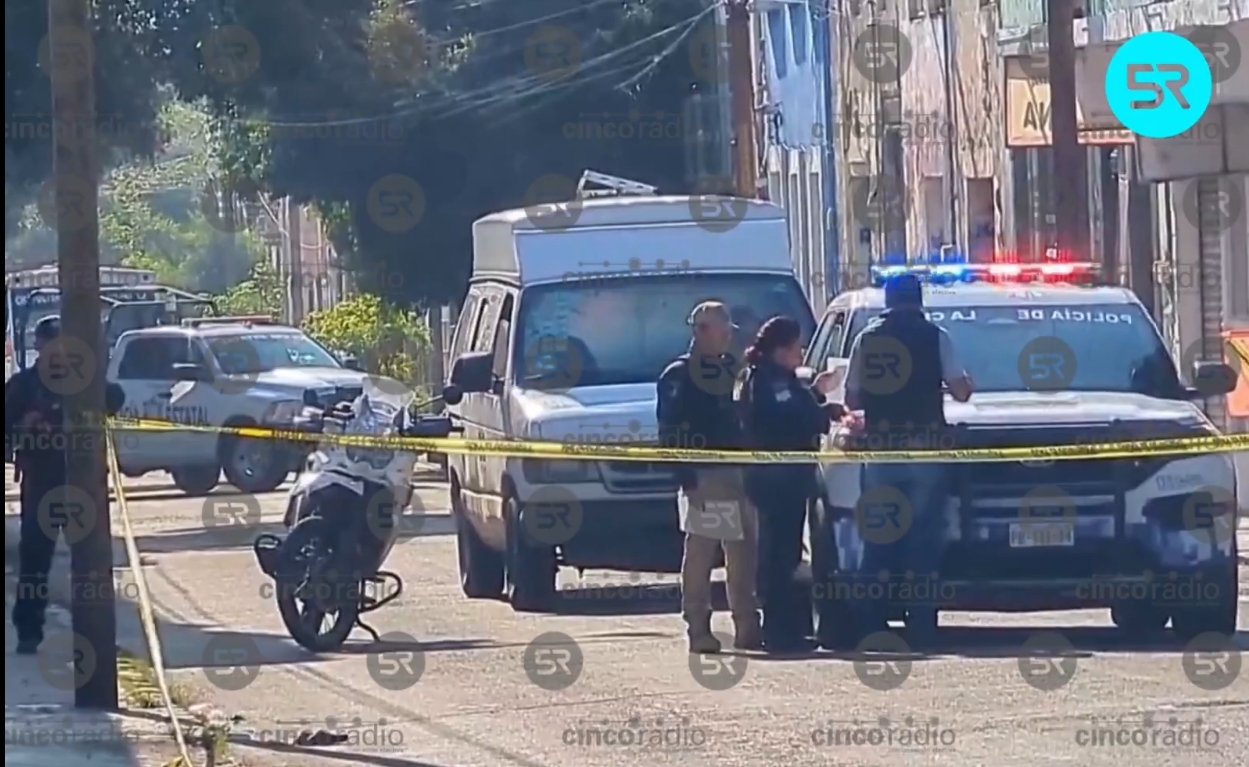 Un hombre de 50 años fue hallado sin vida en la 11 Poniente del Centro de Puebla; se presume que fue atropellado por un vehículo que huyó del lugar.
