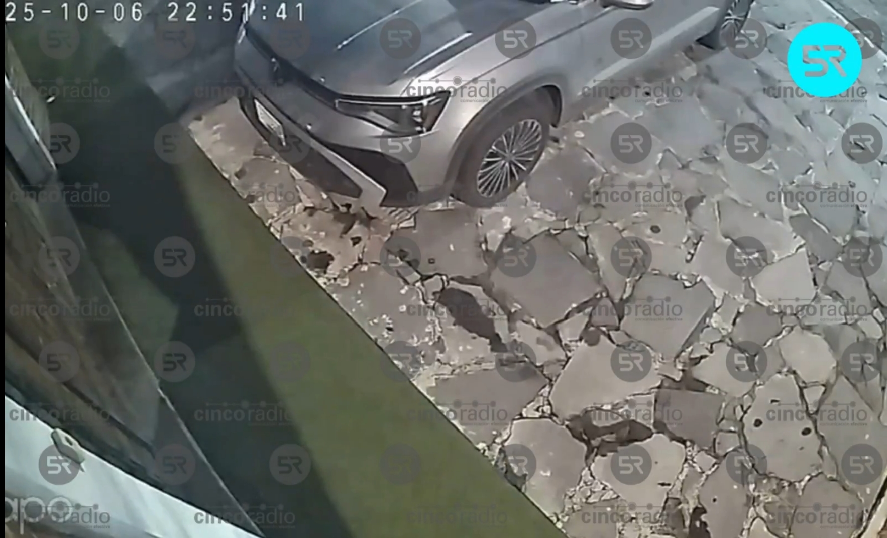 Cámaras captan a dos sujetos robando llantas en el Barreal, cerca de la UDLAP; el video se viralizó y autoridades llaman a extremar precauciones.