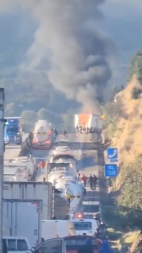 Un tráiler se incendió después de Calpulalpan rumbo a Puebla. Carretera cerrada; autoridades recomiendan precaución y rutas alternas.