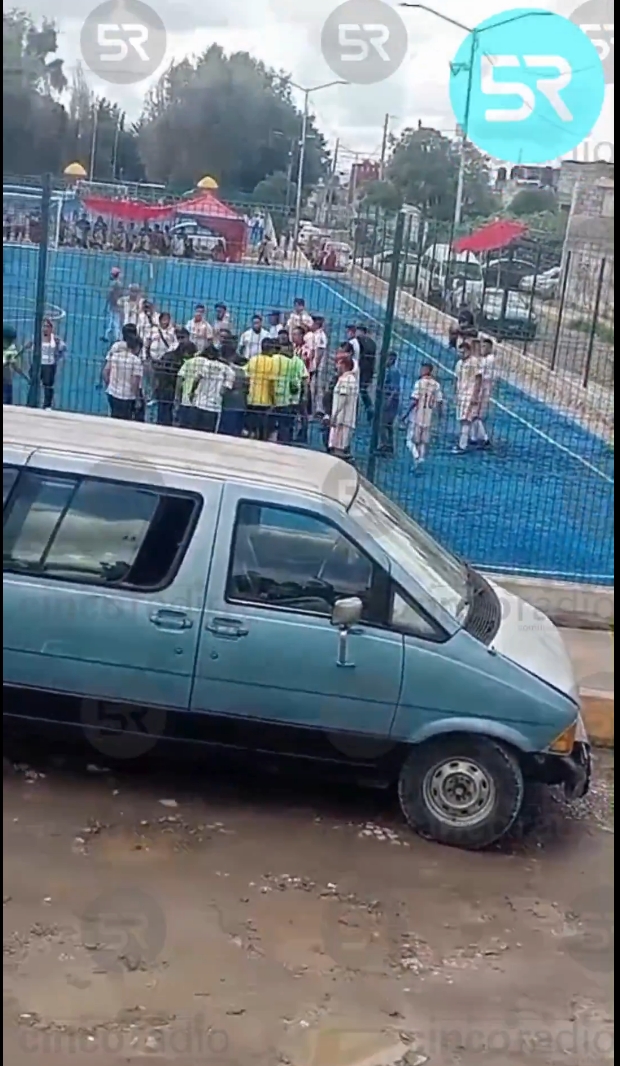 Una pelea masiva en las canchas de fútbol de San Pedro Cholula dejó varios lesionados; testigos señalan consumo de alcohol entre participantes.