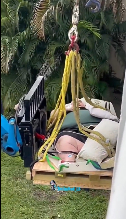 Debido a su peso, más de 270 kg, los equipos de emergencia tuvieron que usar una grúa para trasladarlo de su apartamento a un hospital.
