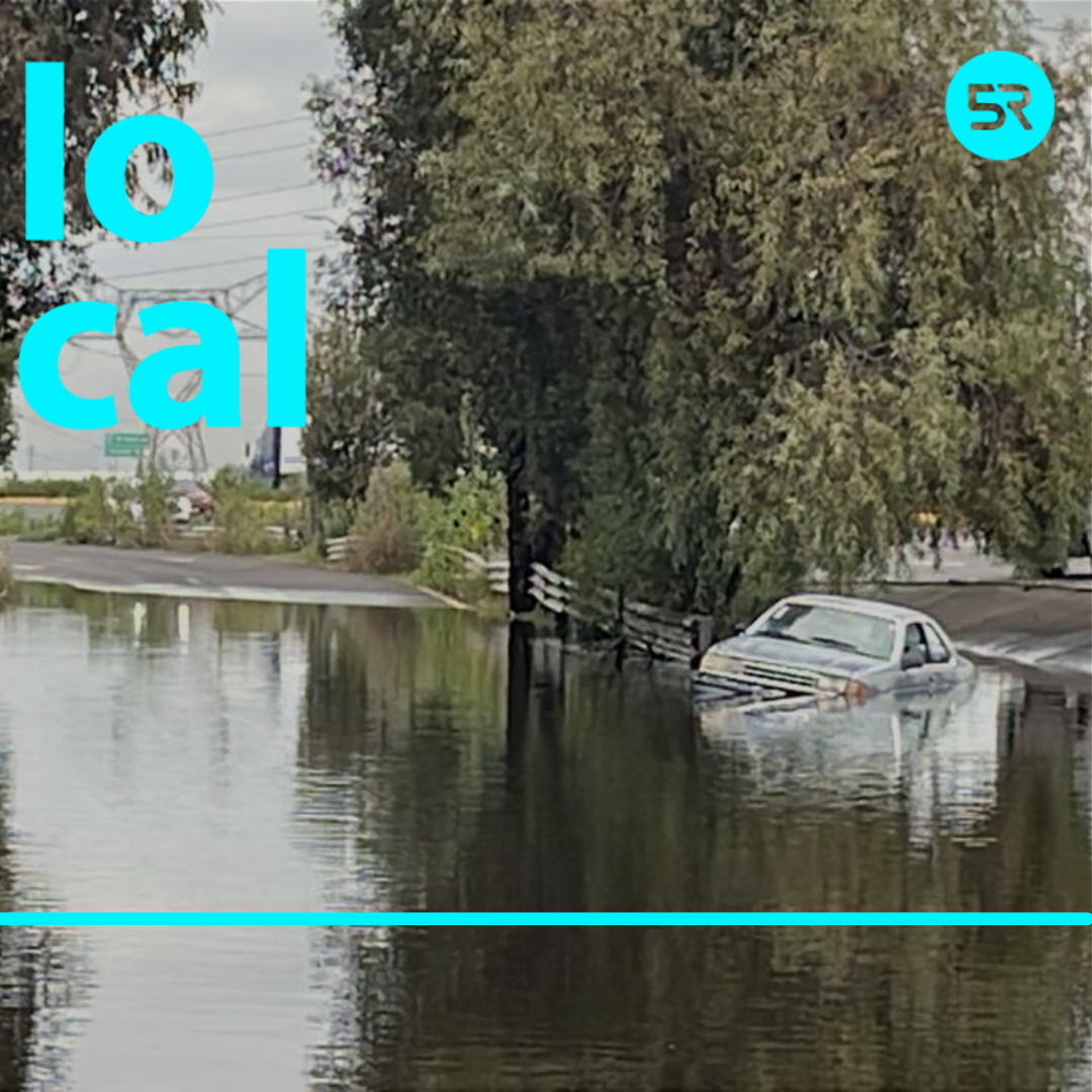 Fuerte inundación en la lateral del Periférico, Misiones de San Francisco, deja un auto varado. Azul Hernández cubrió los hechos en transmisión en vivo.