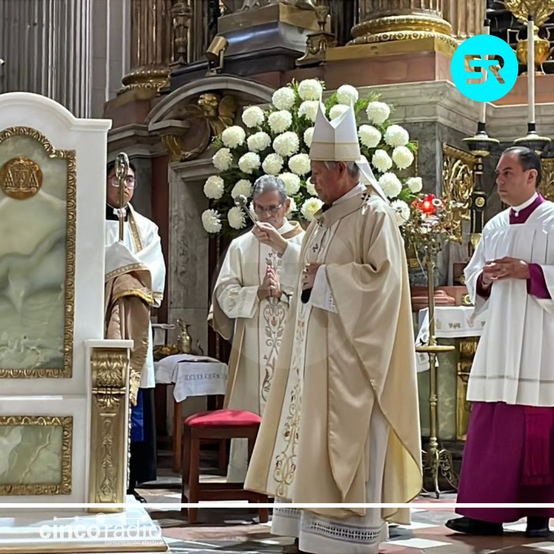 El arzobispo Víctor Sánchez Espinosa consagró el nuevo altar, ambón y cátedra de la Catedral de Puebla, elaborados en Verona, Italia.