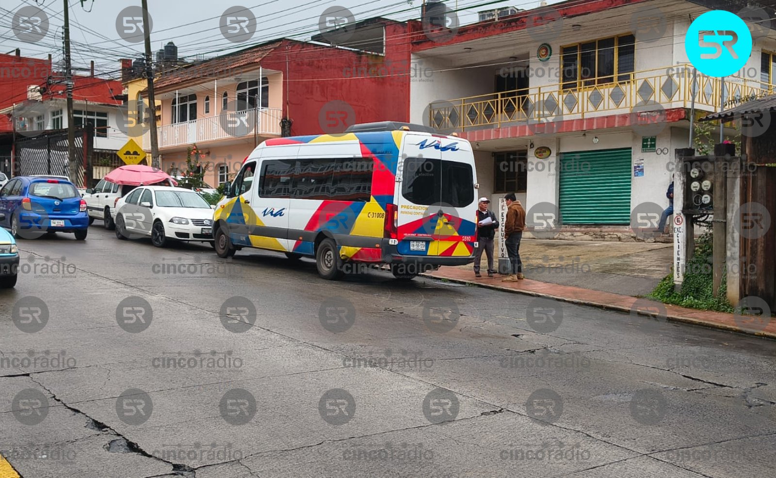 Una mujer de 65 años perdió la vida presuntamente por un infarto mientras viajaba en un transporte público de la línea VIA en Teziutlán, Puebla.