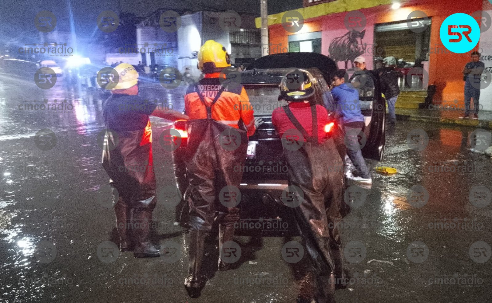 SSC rescata a ocupantes de autos varados en Tres Cerritos