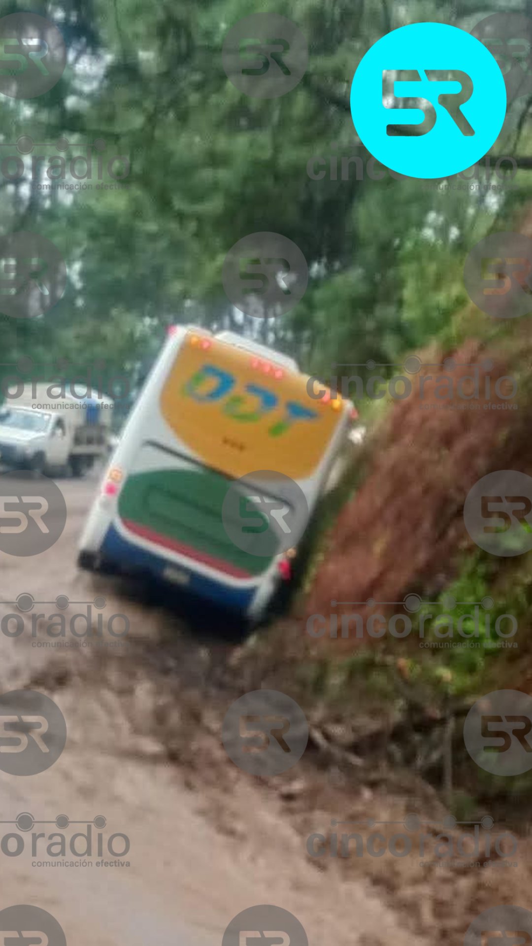 Tercer vehículo varado en 24 h en Los Pinos, Huauchinango. Tráiler y ADO también quedaron atrapados. Precaución al transitar.