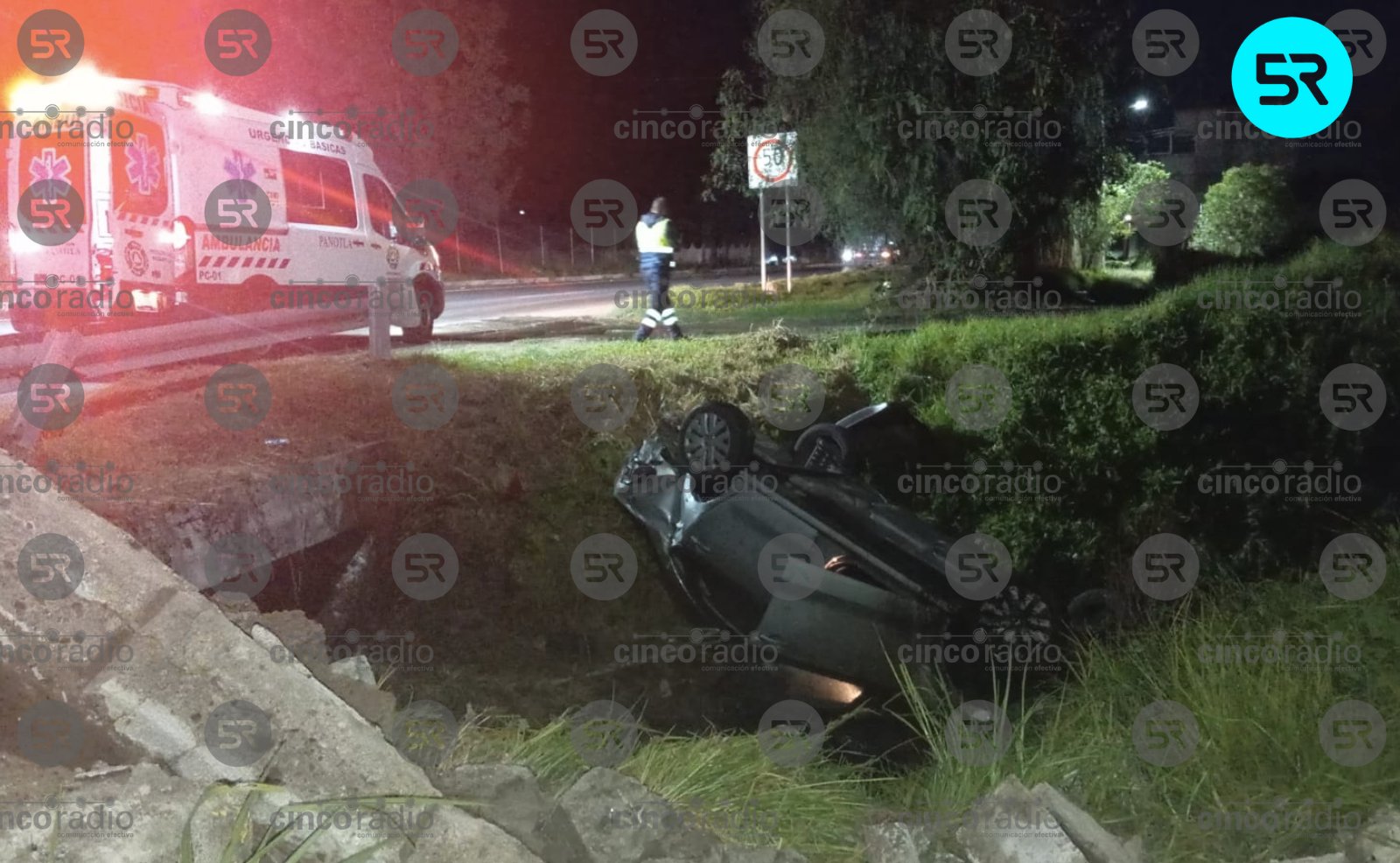 Un auto se volcó la noche del 11 de octubre en la carretera San Martín Texmelucan–Tlaxcala. Los tripulantes fueron rescatados y están fuera de peligro.
