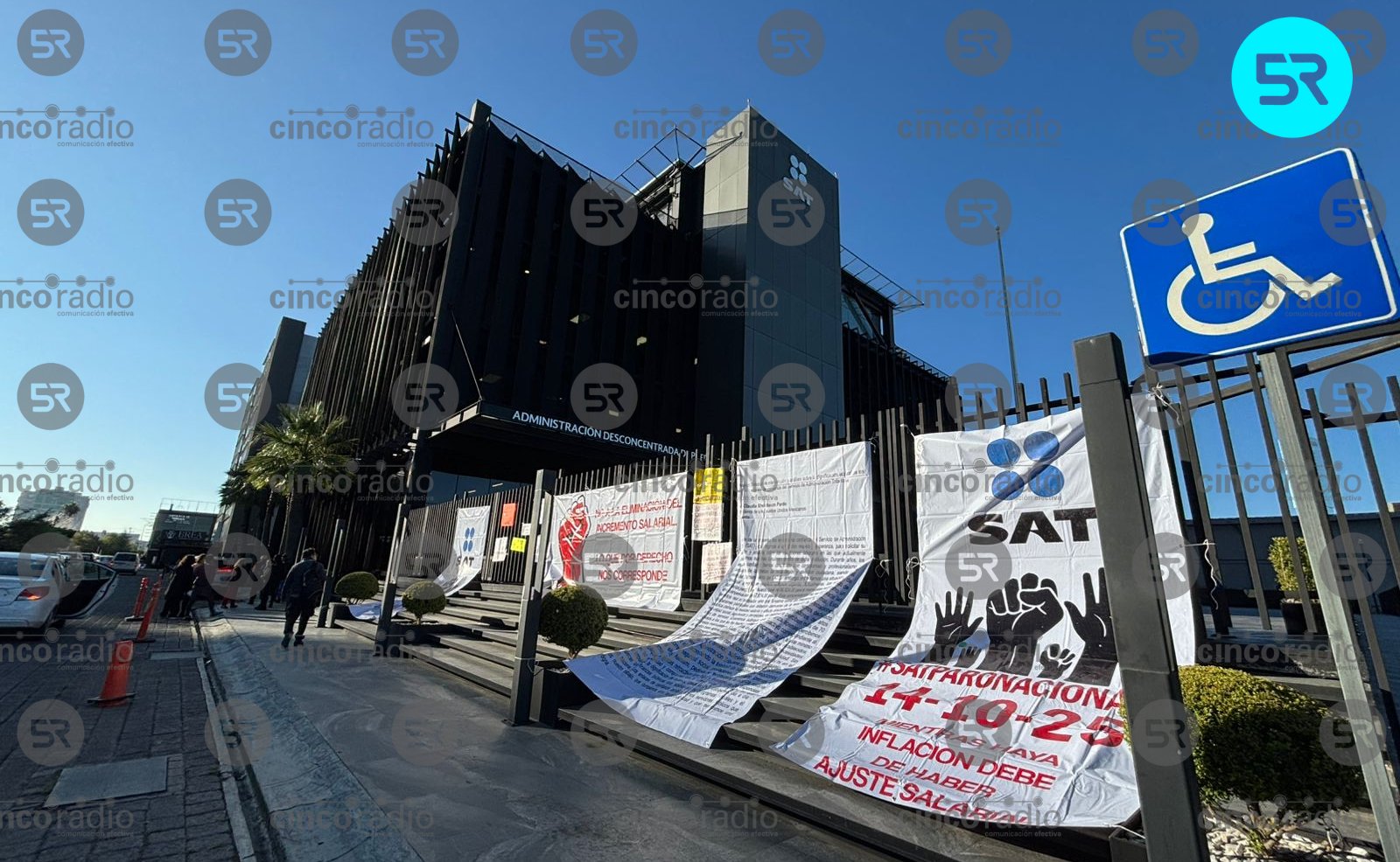 Trabajadores protestan afuera de la institución por el presunto incumplimiento en el pago del sueldo retroactivo del aumento de este año.