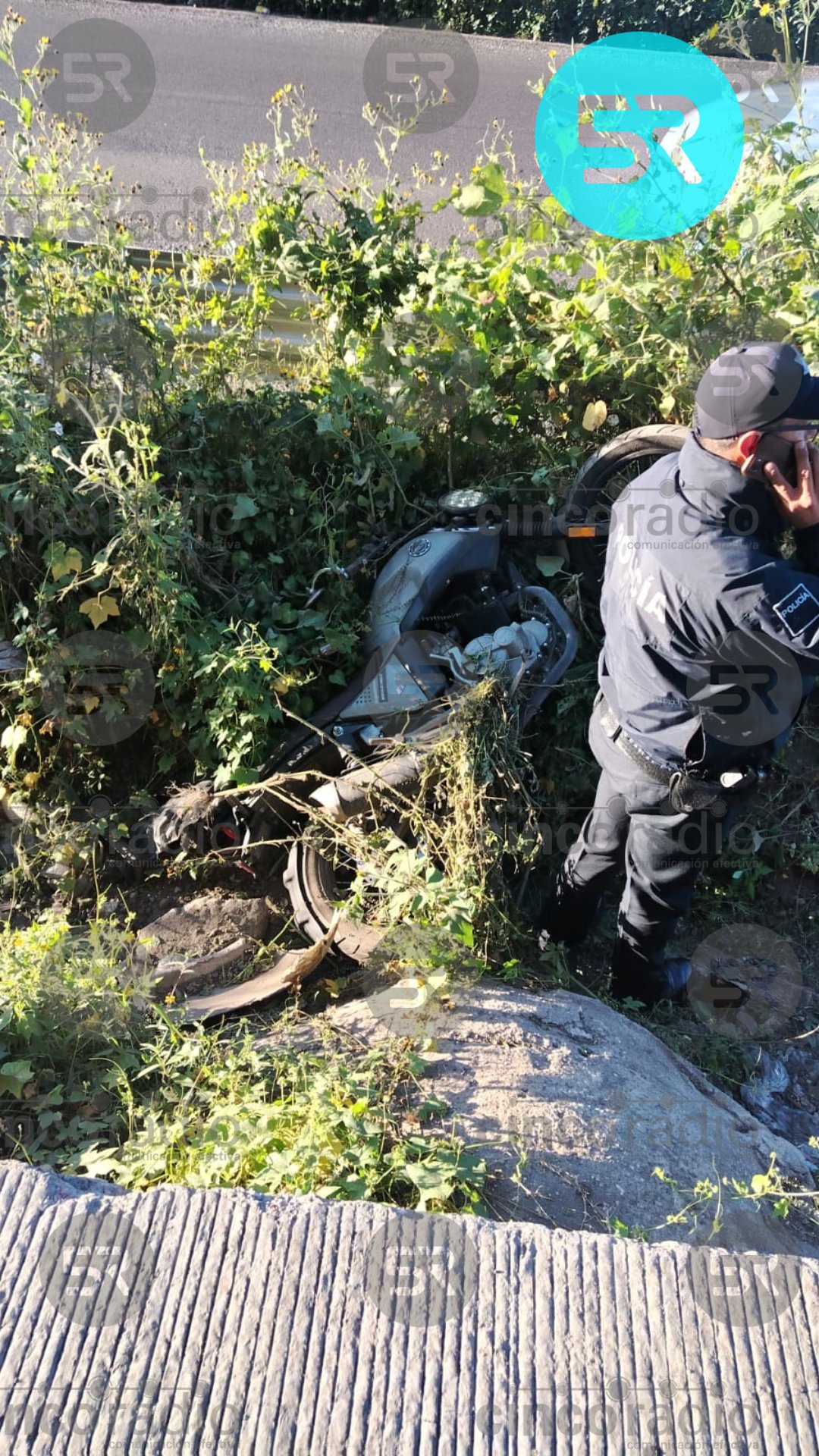 Identifican a Luis Geovany como el motociclista fallecido en San Felipe sobre la lateral de la Autopista México-Puebla; zona permanece acordonada.