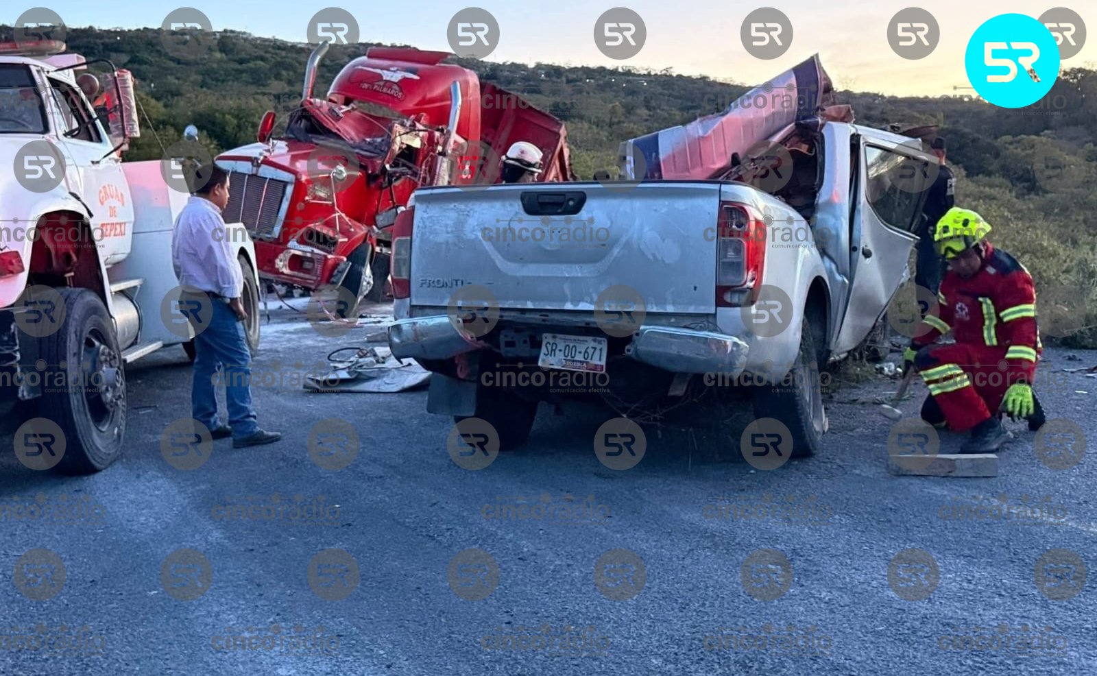 Tres personas murieron en un choque entre un tráiler y una camioneta pickup en el libramiento de Tepexi de Rodríguez, Puebla.
