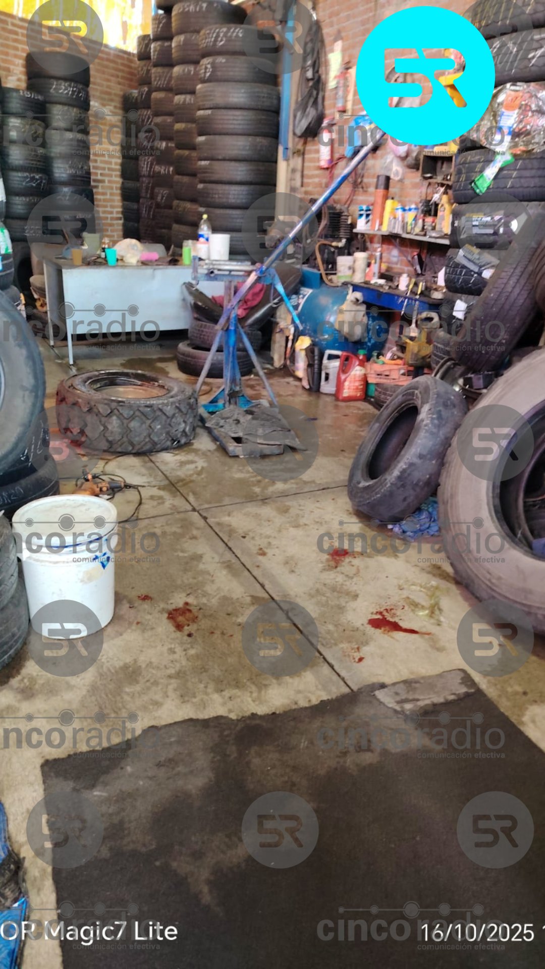 Tres personas resultaron lesionadas tras la explosión de un neumático en la talachería “El Tigre” de Tlaltelulco, Tlaxcala, el jueves 16 de octubre.