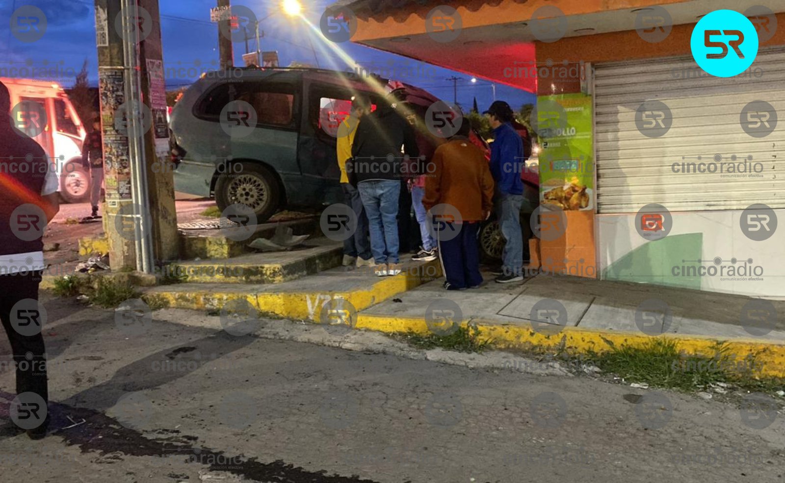 Dos camionetas chocaron frente al Mercado Independencia; tres personas resultaron heridas y cuerpos de emergencia atendieron la emergencia.