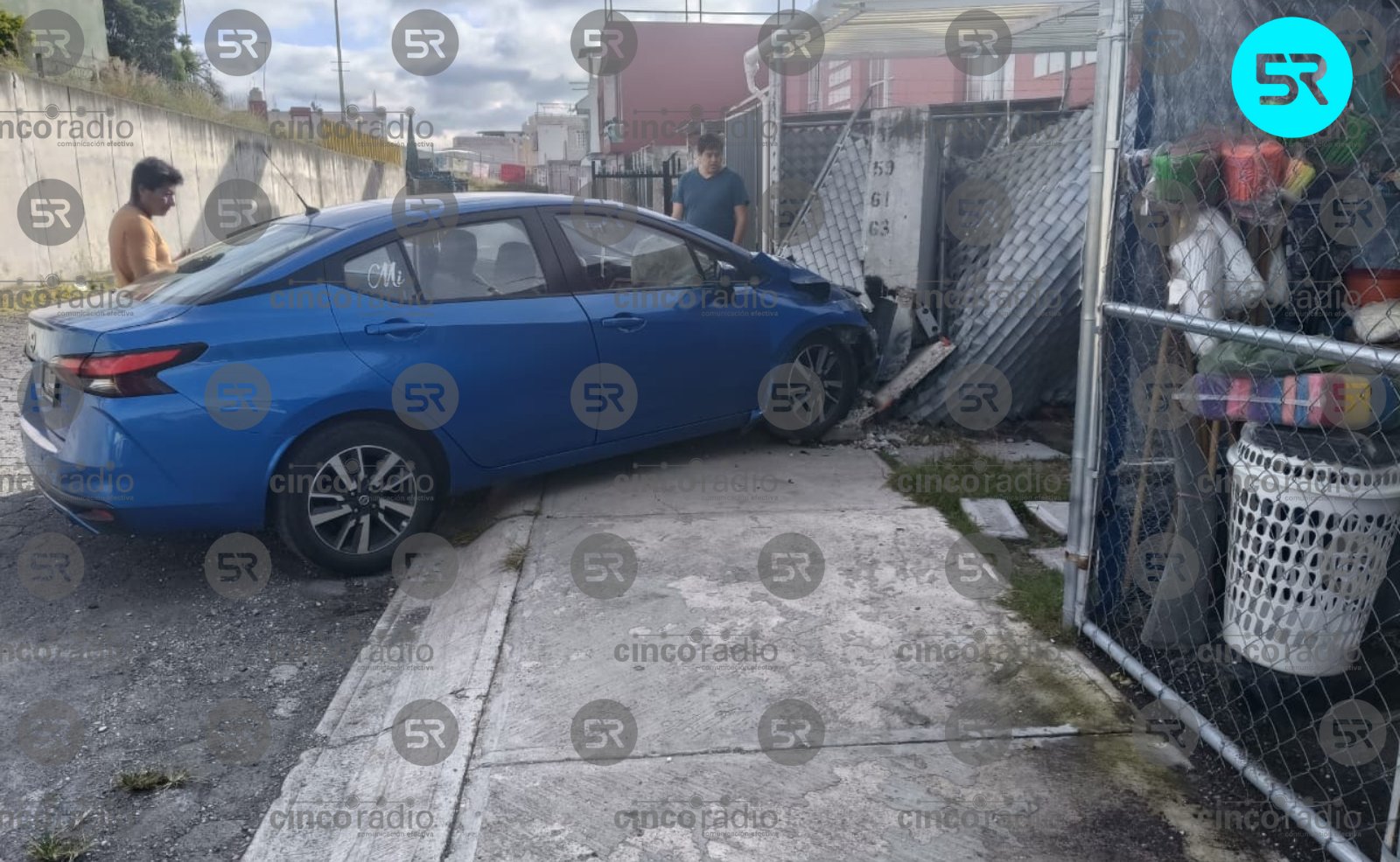 Un vehículo particular impactó contra la entrada de una casa; presuntamente la conductora sufrió un ataque de epilepsia.