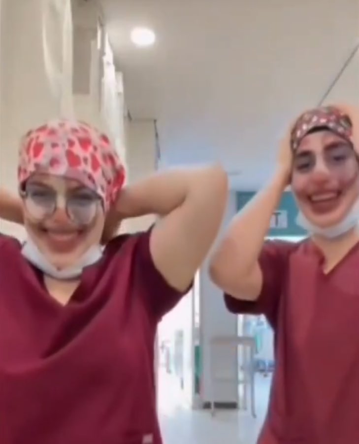 Video en redes muestra a dos médicas del Hospital de Zona 2 de Irapuato usando un filtro de payasas y riéndose del dolor de una paciente.