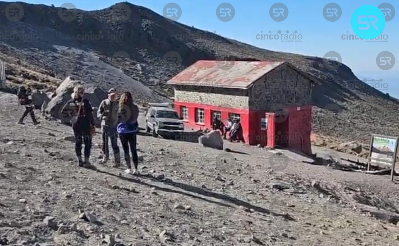 Los montañistas, originarios de la CDMX, sufrieron una caída en la cara norte del Pico de Orizaba; Protección Civil los atendió sin reportar lesiones graves.